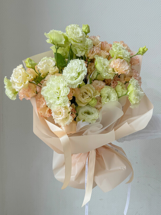 Букет из эустомы кудрявой, артикул F1284522 - 14870 рублей, доставка по городу. Flawery - доставка цветов