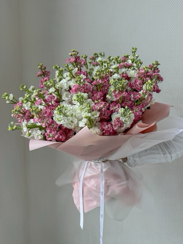 Букет из маттиолы, артикул F1284545 - 18600 рублей, доставка по городу. Flawery - доставка цветов