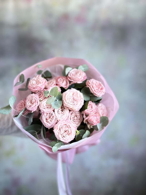 Букет розовых кустовых роз с эвкалиптом, артикул F1313767 - 4950 рублей, доставка по городу. Flawery - доставка цветов