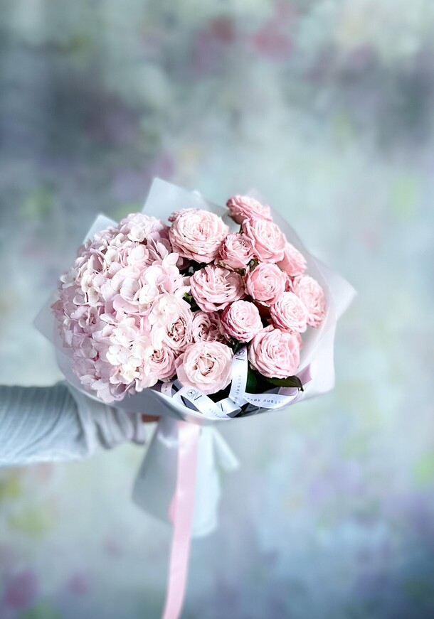 Букет розовых кустовых роз с гортензией, артикул F1313784 - 6450 рублей, доставка по городу. Flawery - доставка цветов