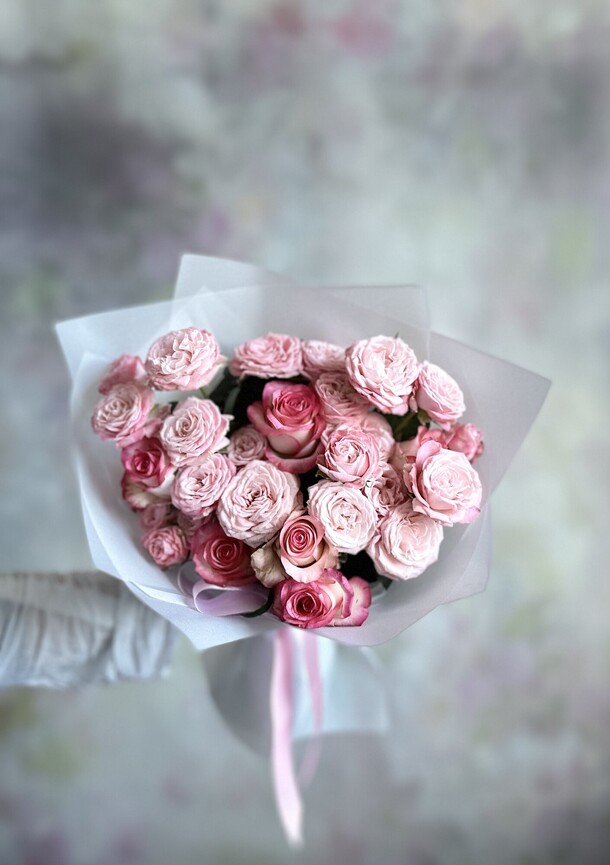 Букет кустовых роз с розами, артикул F1313786 - 7950 рублей, доставка по городу. Flawery - доставка цветов