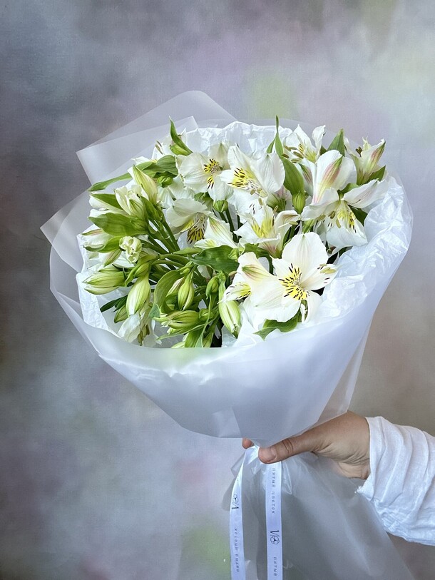 Букет белых альстромерией, артикул F1313787 - 3400 рублей, доставка по городу. Flawery - доставка цветов