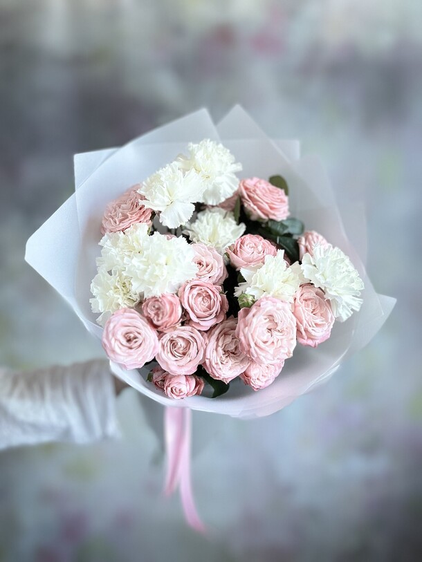 Букет с розовыми кустовыми розами и белыми гвоздиками, артикул F1314111 - 5450 рублей, доставка по городу. Flawery - доставка цветов