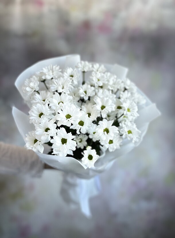 Букет из белых кустовых хризантем, артикул F1314549 - 4400 рублей, доставка по городу. Flawery - доставка цветов