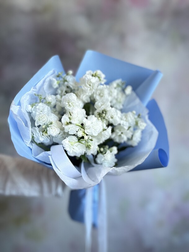 Ароматный букет из кустовой маттиолы, артикул F1316737 - 3780 рублей, доставка по городу. Flawery - доставка цветов