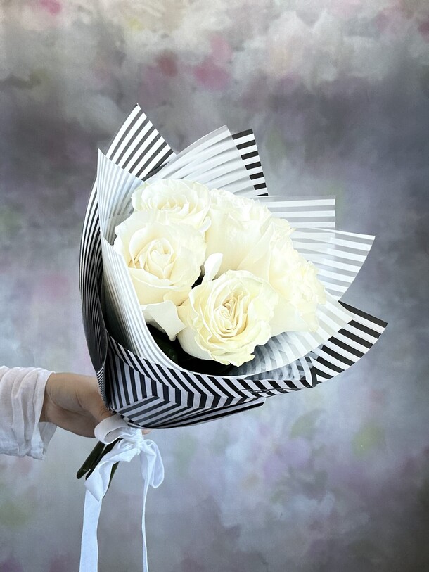 Букет белых роз, артикул F1317187 - 4550 рублей, доставка по городу. Flawery - доставка цветов