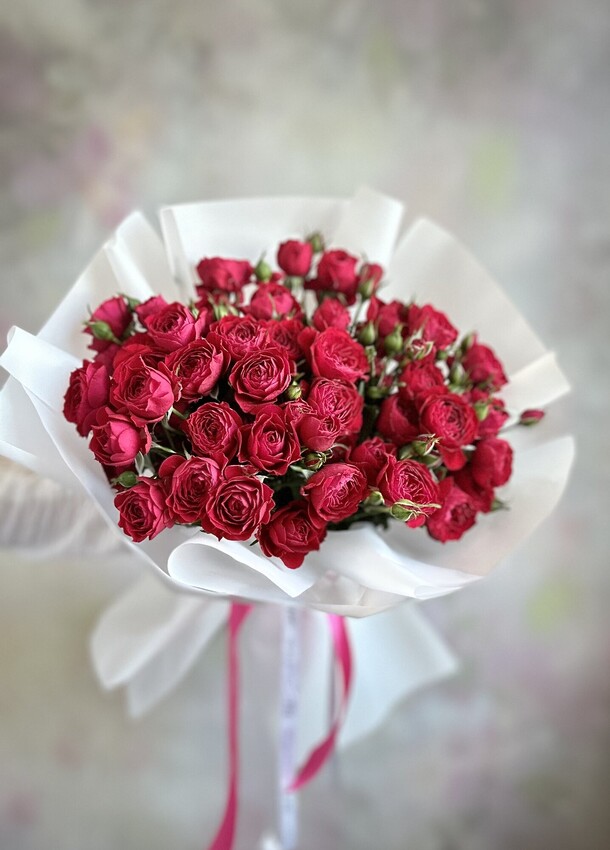 Букет кустовых роз, артикул F1318723 - 16600 рублей, доставка по городу. Flawery - доставка цветов