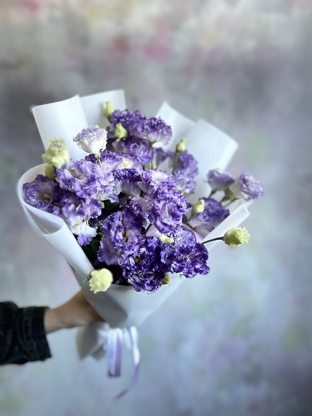 Лавандовая эустома, букет воздушный, артикул F1321095 - 6360 рублей, доставка по городу. Flawery - доставка цветов