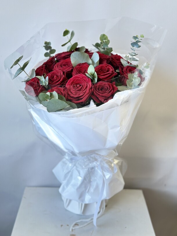 Букет красных роз с эвкалиптом, артикул F1321314 - 6990 рублей, доставка по городу. Flawery - доставка цветов