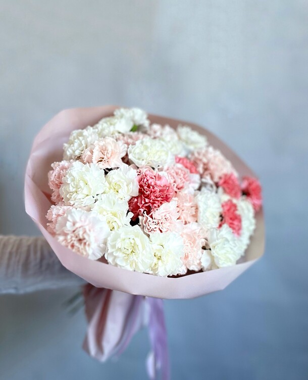 Букет из гвоздики m, артикул F1321328 - 8850 рублей, доставка по городу. Flawery - доставка цветов