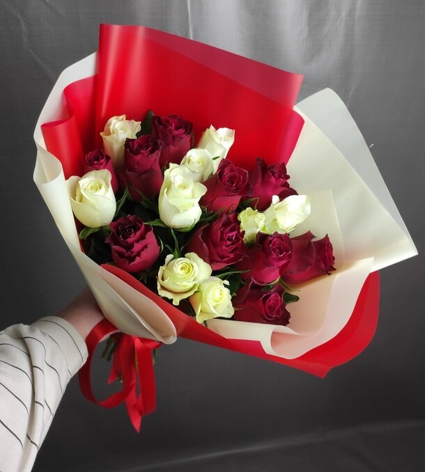 Букет белых и красных роз, артикул F1265321 - 5600 рублей, доставка по городу. Flawery - доставка цветов