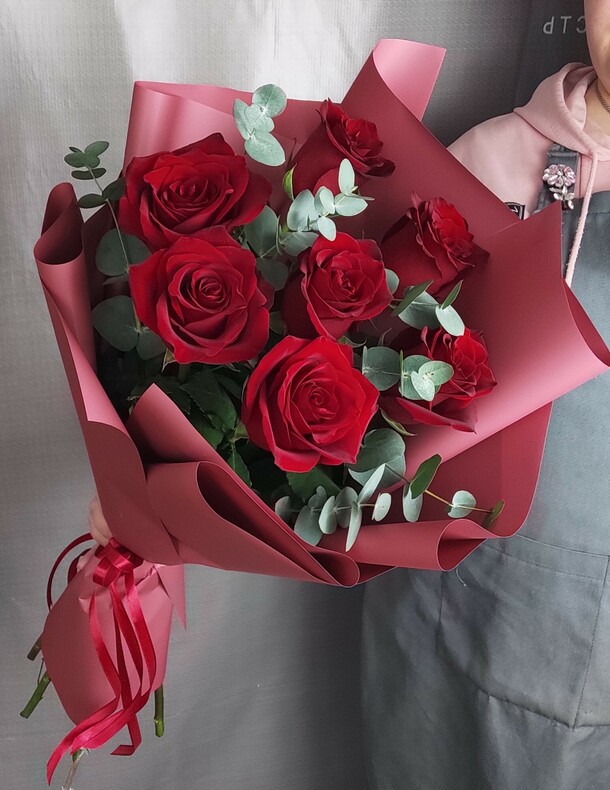 Букет шикарных роз с эвкалиптом, артикул F1265812 - 5000 рублей, доставка по городу. Flawery - доставка цветов