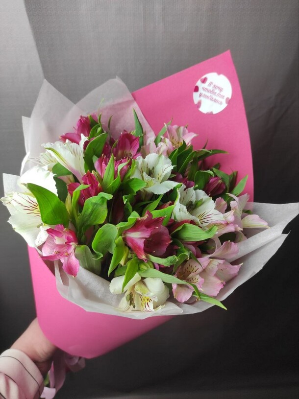 Букет альстромерий "я хочу, чтобы ты улыбалась", артикул F1323471 - 3700 рублей, доставка по городу. Flawery - доставка цветов