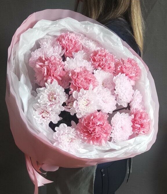 Букет из диантусов и хризантем (возможно изменение оттенков исходя из наличия), артикул F1345397 - 5850 рублей, доставка по городу. Flawery - доставка цветов