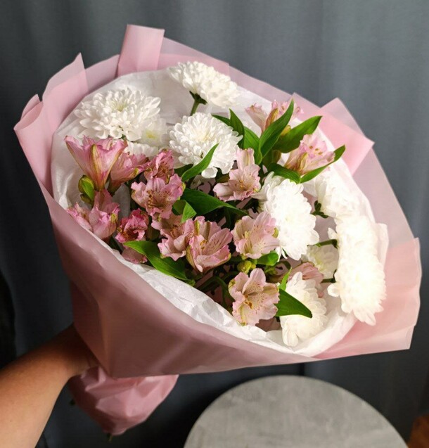 "любимчик" букет из хризантем и альстромерий, артикул F1450366 - 3600 рублей, доставка по городу. Flawery - доставка цветов