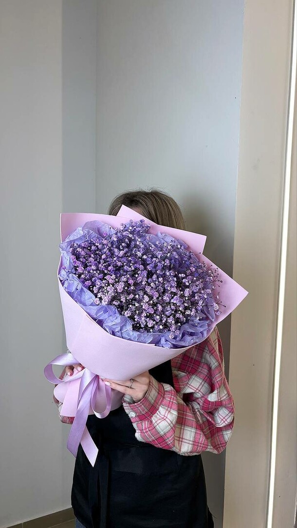 Букет мини из лиловых гипсофил, артикул F1409697 - 2102 рублей, доставка по городу. Flawery - доставка цветов