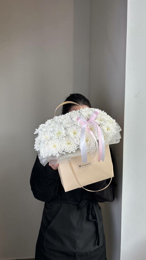 Сумочка с нежными хризантемами, артикул F1413458 - 5362 рублей, доставка по городу. Flawery - доставка цветов