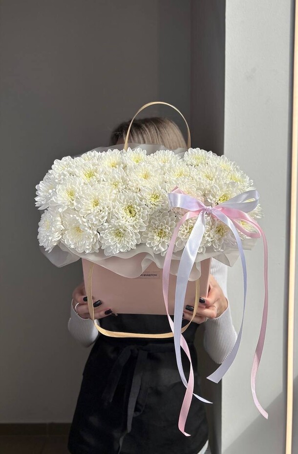 Сумочка из хризантем, артикул F1416834 - 5362 рублей, доставка по городу. Flawery - доставка цветов