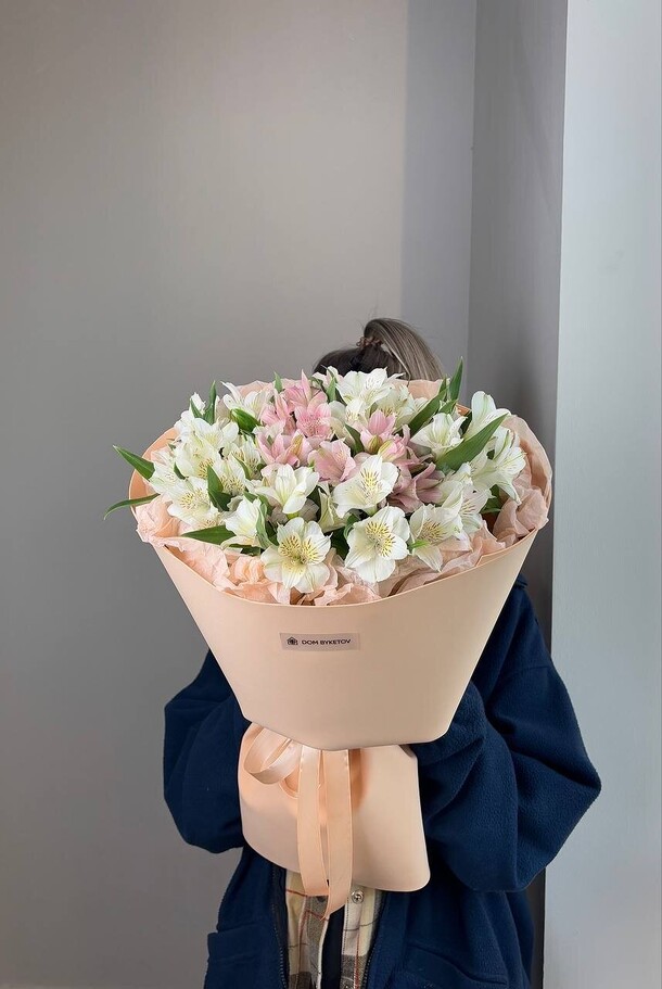 Букет из альстромерий, артикул F1426970 - 5050 рублей, доставка по городу. Flawery - доставка цветов