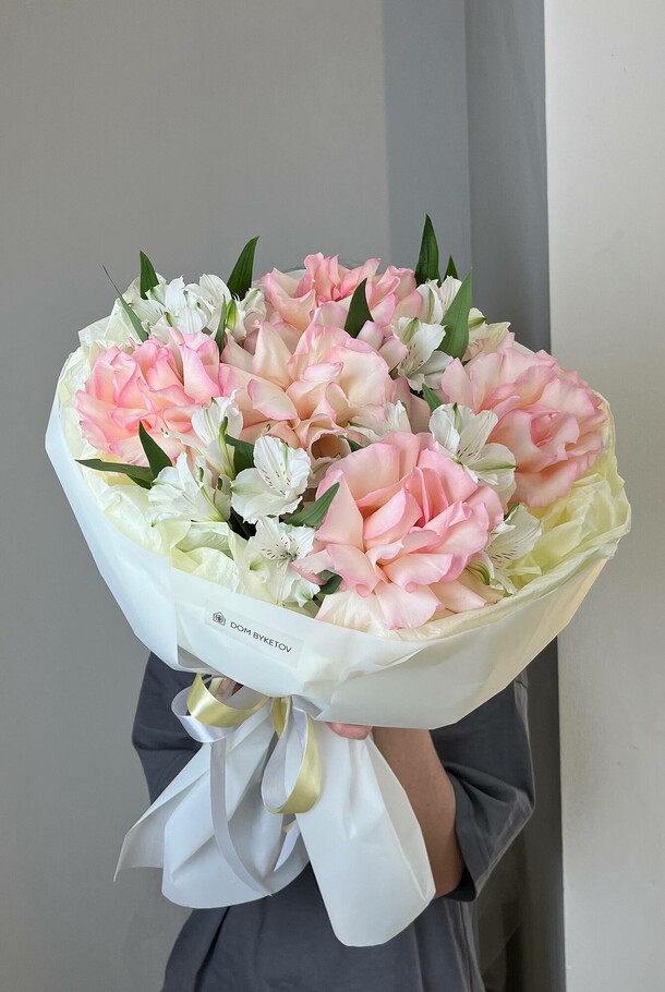 Букет из роскошных роз и альстромерий, артикул F1480169 - 6050 рублей, доставка по городу. Flawery - доставка цветов