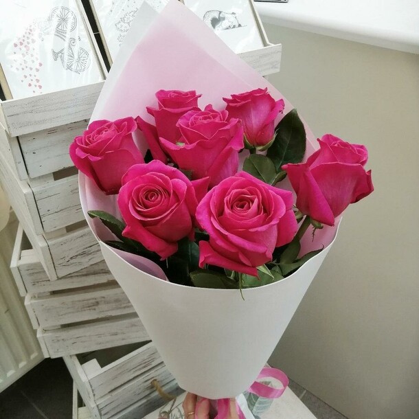 Букет из 7 роз, артикул F1321315 - 2400 рублей, доставка по городу. Flawery - доставка цветов