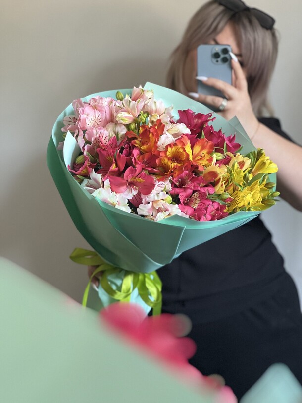 Акварель из альстромери, артикул F1287811 - 3750 рублей, доставка по городу. Flawery - доставка цветов