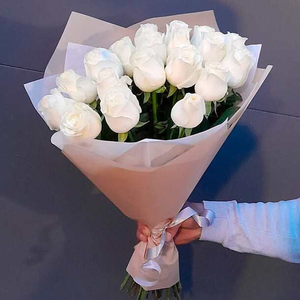Букет из 19 белых роз, артикул F1286730 - 7500 рублей, доставка по городу. Flawery - доставка цветов
