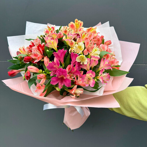 Букет из 25 разноцветных альстромерий, артикул F1286766 - 8125 рублей, доставка по городу. Flawery - доставка цветов