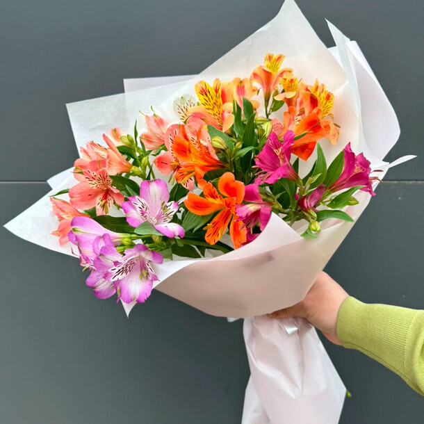 Букет из 9 альстромерий микс, артикул F1286856 - 3250 рублей, доставка по городу. Flawery - доставка цветов