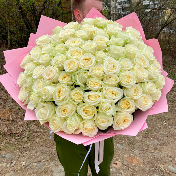 Букет из 75 белых роз, артикул F1287455 - 24650 рублей, доставка по городу. Flawery - доставка цветов