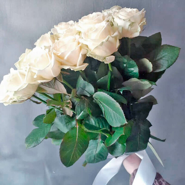 Букет из 11 белых роз, артикул F1293976 - 5850 рублей, доставка по городу. Flawery - доставка цветов