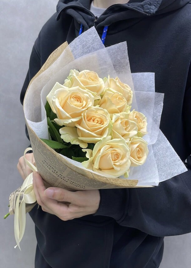 Букет с кремовыми розами, артикул F1204169 - 1588 рублей, доставка по городу. Flawery - доставка цветов