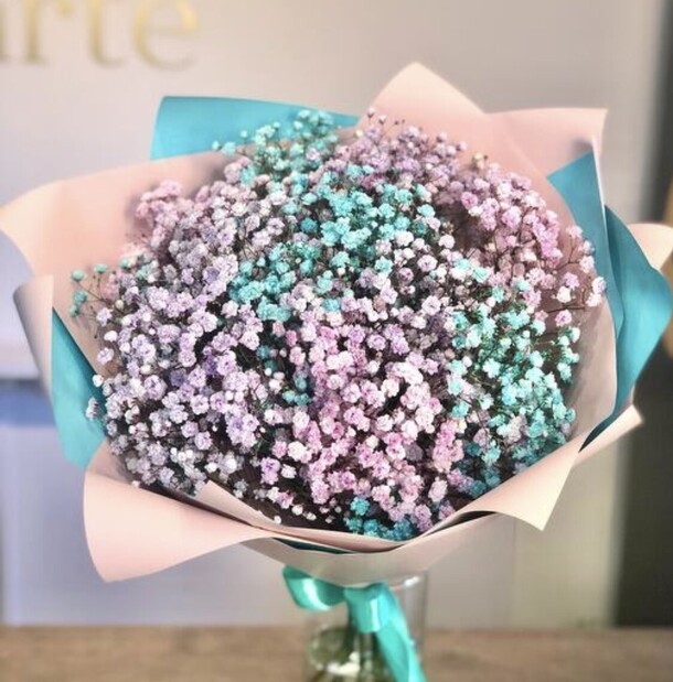 Букет живых цветов гипсофила радужная 5 шт., артикул F1204834 - 2527 рублей, доставка по городу. Flawery - доставка цветов