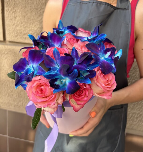 Коробочка с космической орхидеей и розами, артикул F1206598 - 3619 рублей, доставка по городу. Flawery - доставка цветов