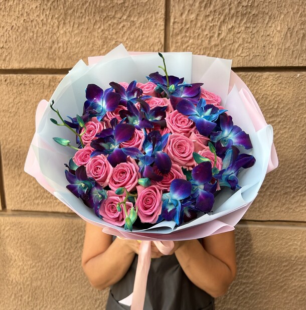 Букет орхидея космическая и розы, артикул F1208095 - 5888 рублей, доставка по городу. Flawery - доставка цветов