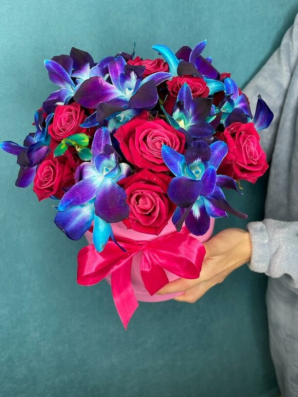 Коробочка роза с космической орхидеей, артикул F1230364 - 3575 рублей, доставка по городу. Flawery - доставка цветов