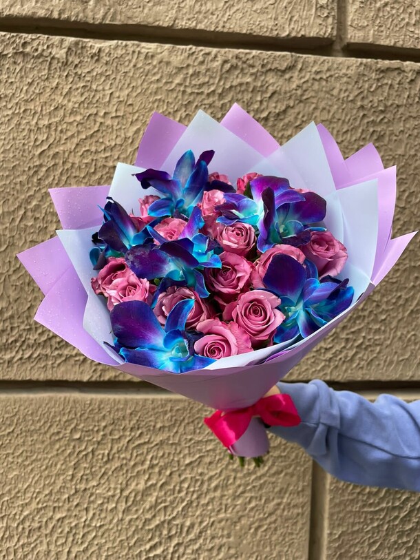 Букет розы с космической орхидеей, артикул F1230448 - 3888 рублей, доставка по городу. Flawery - доставка цветов