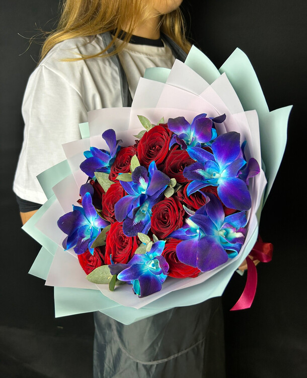 Букет красные розы, орхидея и эвкалипт, артикул F1330622 - 2988 рублей, доставка по городу. Flawery - доставка цветов