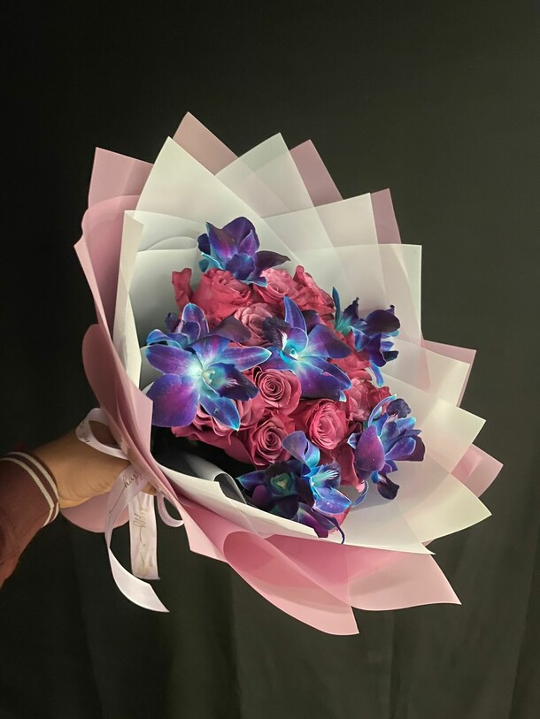 Букет розы с орхидеей, артикул F1333367 - 3888 рублей, доставка по городу. Flawery - доставка цветов