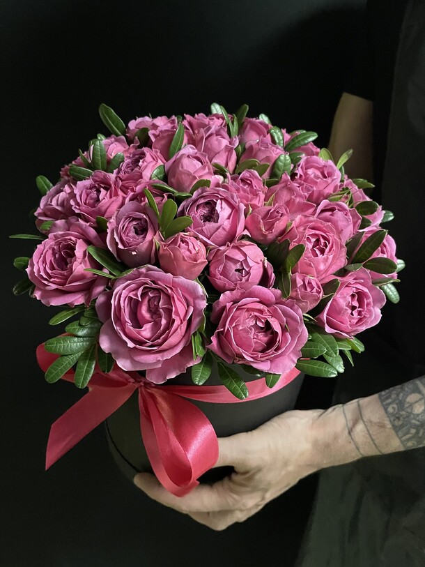 Букет кустовых пионовидных роз мисти баблз в шляпной коробке., артикул F1340148 - 6888 рублей, доставка по городу. Flawery - доставка цветов