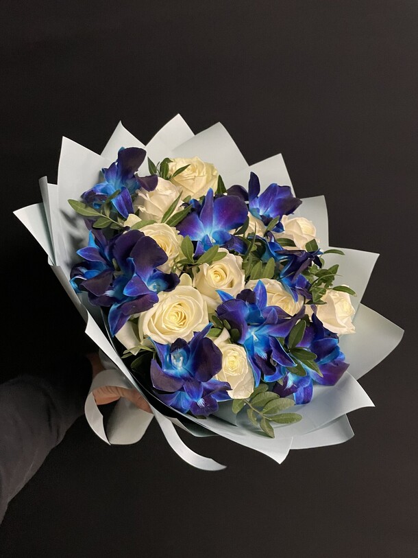 Букет белых роз и космических орхидей., артикул F1341085 - 2888 рублей, доставка по городу. Flawery - доставка цветов