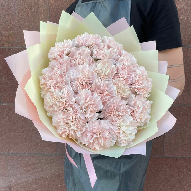 Букет гвоздики, артикул F1463504 - 3150 рублей, доставка по городу. Flawery - доставка цветов