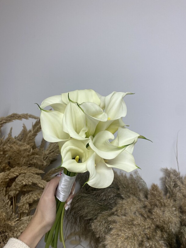 Каллы 13 штук, артикул F1339433 - 5500 рублей, доставка по городу. Flawery - доставка цветов