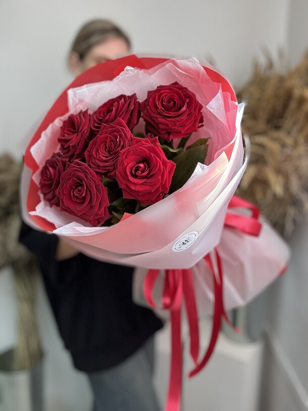 Букет из 7 красных роз в пышной упаковке, артикул F1340622 - 2600 рублей, доставка по городу. Flawery - доставка цветов