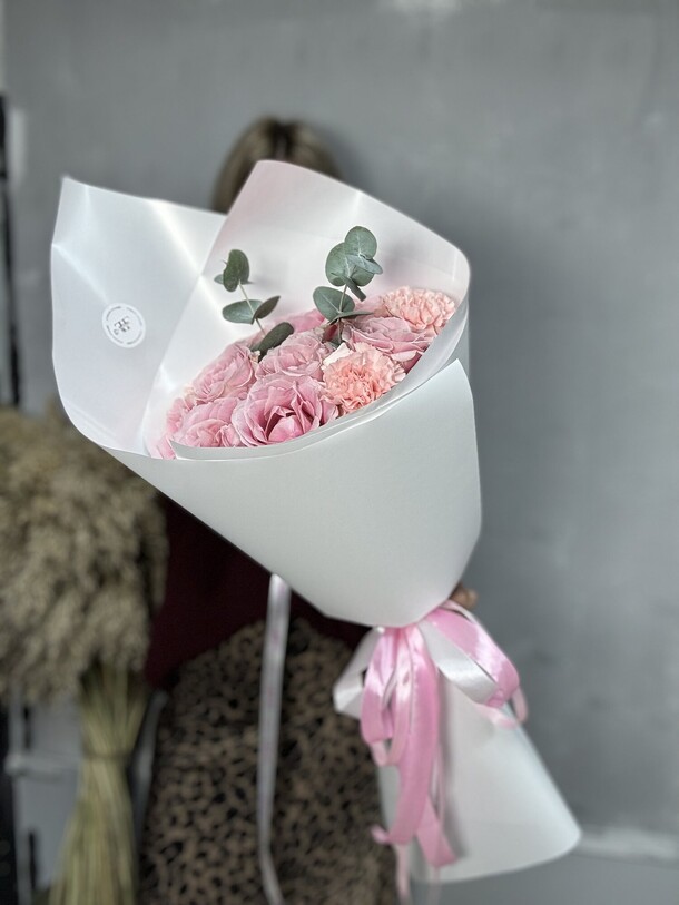 Букет «признание» розовые розы и диантусы, артикул F1345176 - 3100 рублей, доставка по городу. Flawery - доставка цветов