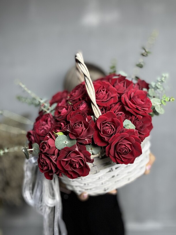 Красные розы в корзинке, артикул F1349580 - 5100 рублей, доставка по городу. Flawery - доставка цветов