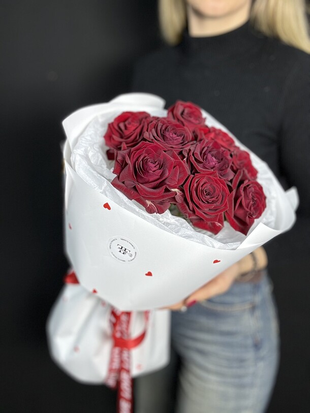 Букет из 9 красных роз с сердечками, артикул F1376730 - 4700 рублей, доставка по городу. Flawery - доставка цветов