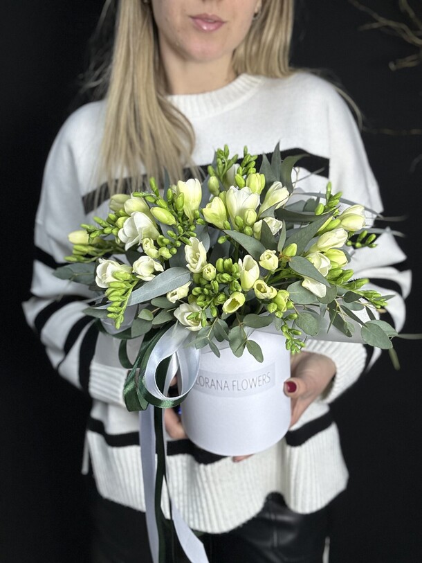 Цветы в коробке. Фрезия, артикул F1381012 - 4700 рублей, доставка по городу. Flawery - доставка цветов