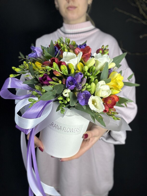 Цветная фрезия в коробке, артикул F1383538 - 4700 рублей, доставка по городу. Flawery - доставка цветов