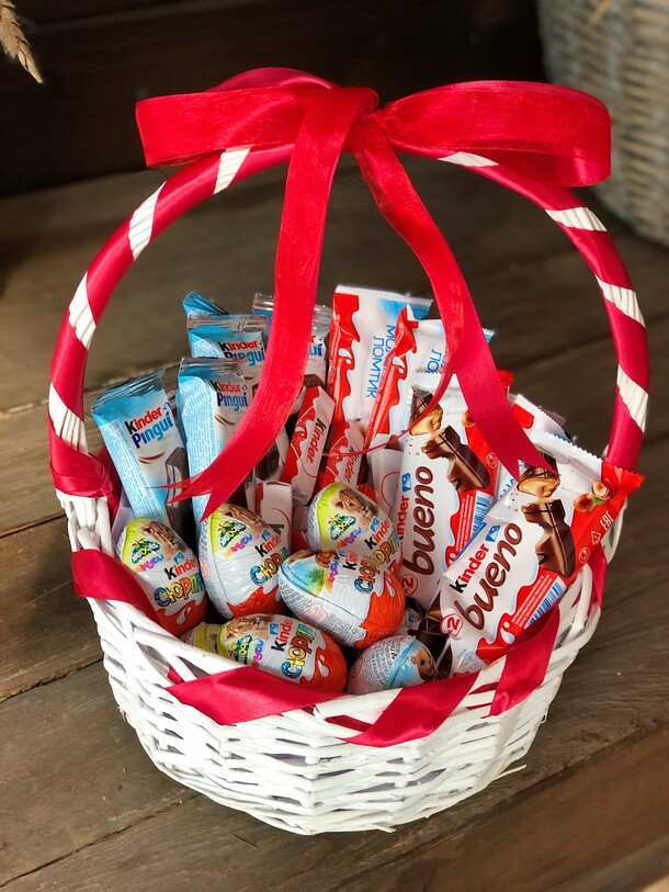 Корзина с киндерами, артикул F1406549 - 5000 рублей, доставка по городу. Flawery - доставка цветов